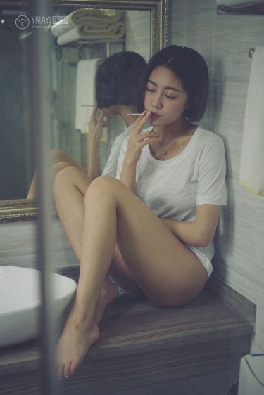 美女用手扒开粉嫩的尿口